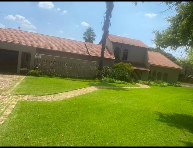 5 BEDROOM HOUSE FOR SALE IN CLUBVILLE